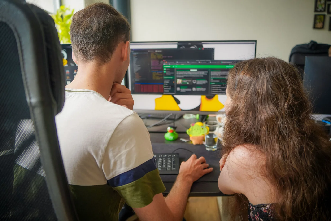 Zwei Personen prüfen Monitoring-Daten am Bildschirm